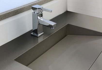 Piani bagno con lavelli integrati in quarzo, gres, Dekton, marmo e granito
